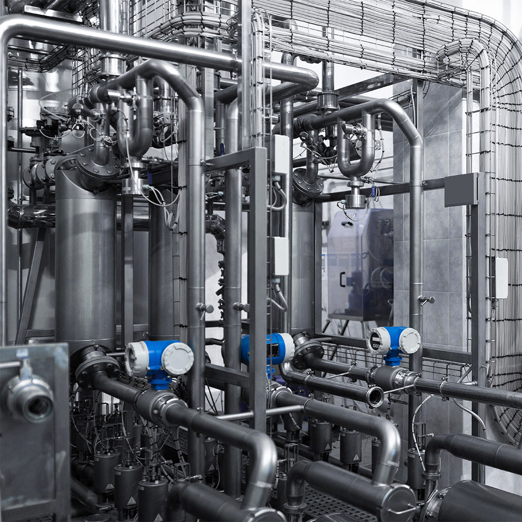 Industrieanlage mit vielen Rohrleitungen, Ventilen und Sensoren