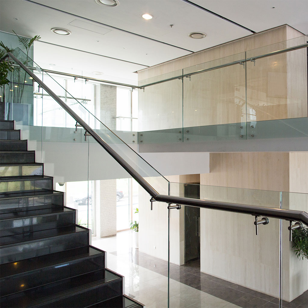 Geländer aus Glas und Edelstahl innerhalb eines Hauses