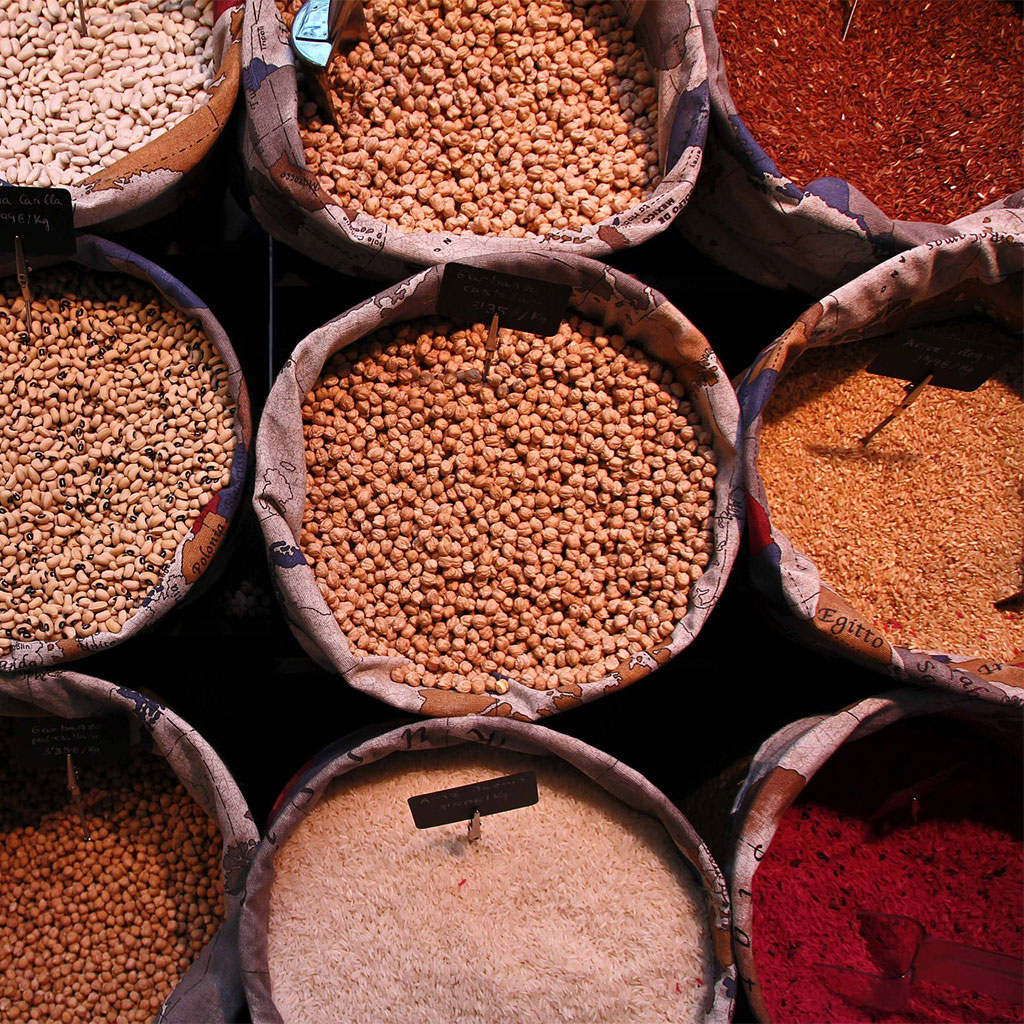 große, bunte Säcke voller Gewürze, von oben