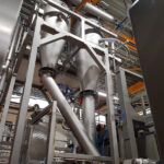 Zwei Verwiegebehälter mit Hosenrohr auf eine Dosierstation