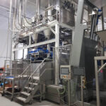 Dosierstation mit mehreren Wiegebehältern und Podest