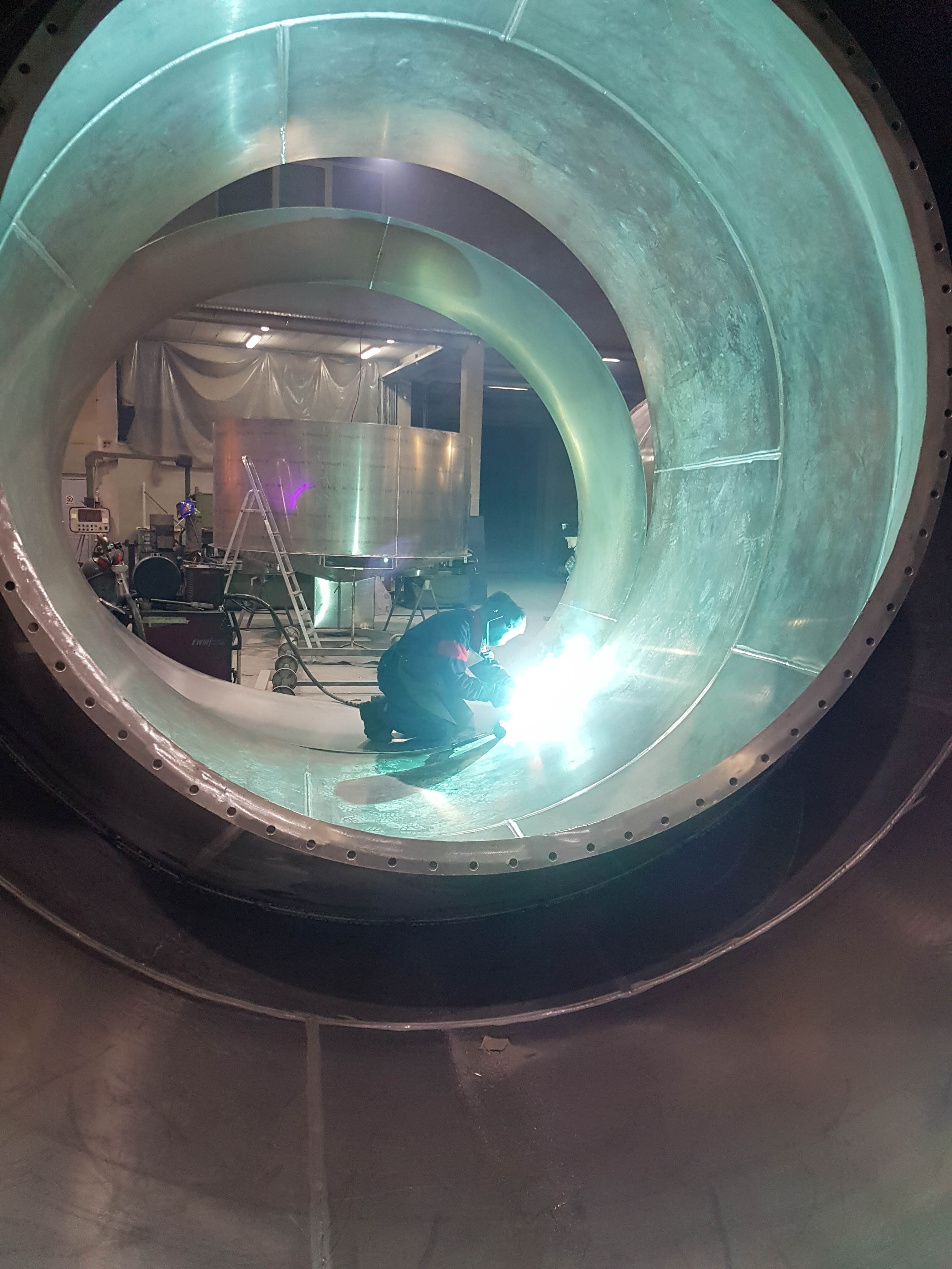 Arbeiter schweißt in Silomantel