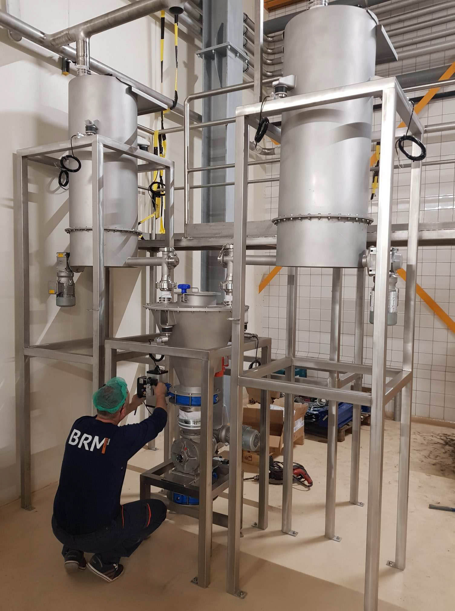 Arbeiter baut Ventil in Dosierstation ein