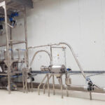 vier Big Bag Behälter nebeneinander mit Siebmaschine und Bypass daneben